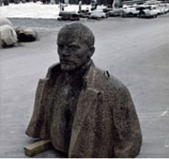 Reinhard Matz oder Irena Wunsch: Die Lenin-Büste nach der Tour in Gundelfingen (Ausschnitt), 2004