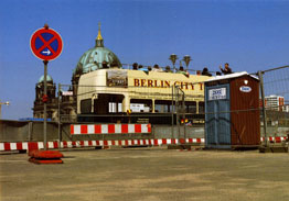 Petra Coronato: aus der Serie „Berlin Diorama“ innerhalb des Projekts „The Poetry of Document“, 2006 oder später