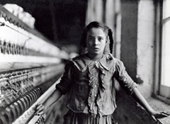 Lewis W. Hine: „Zehnjährige Arbeiterin in einer Baumwollspinnerei in North Carolina“, 1908