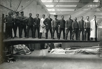 Anonym: „Fünfzehn Arbeiter und Ingenieure auf dem Flugzeugflügel, Oktober 1915“ 