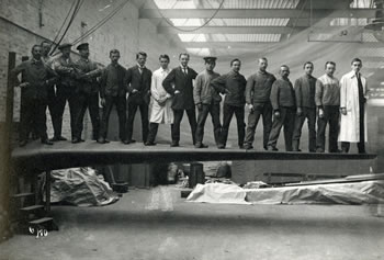 Anonym: „Fünfzehn Arbeiter und Ingenieure auf dem Flugzeugflügel, Oktober 1915“