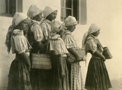 Erwin Raupp: Mädchen vor der Schule in Javornik, 1904