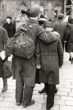 Gerti Deutsch: Kriegsheimkehrer in Wien, 1948