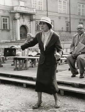 Gerti Deutsch: Die Choreografin Grete Wiesenthal an der Jedermann-Bühne in Salzburg, 1958