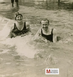 Anonym: Arthur Benda mit seiner Frau Hanni am Strand, August 192