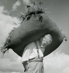 Albert Rastl: Der Bauer vlg. Christan mit einem Heufachtl, Wienern, 1945