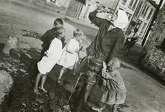 Alexander Rodtschenko: Am Hydranten, 1932