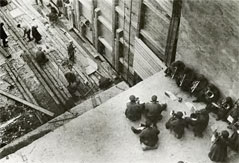Alexander Rodtschenko: Zwangsarbeiter und Werkskapelle, aus der Serie „Bau des Weißmeerkanals“, 1933