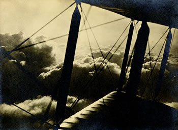 Anonym: Blick aus einem Doppeldecker über den Wolken, um 1920