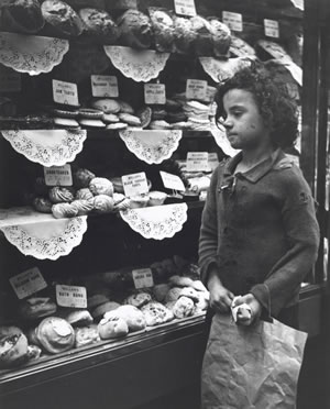 Edith Tudor-Hart: Mädchen vor einer Bäckerei, London, um 1935